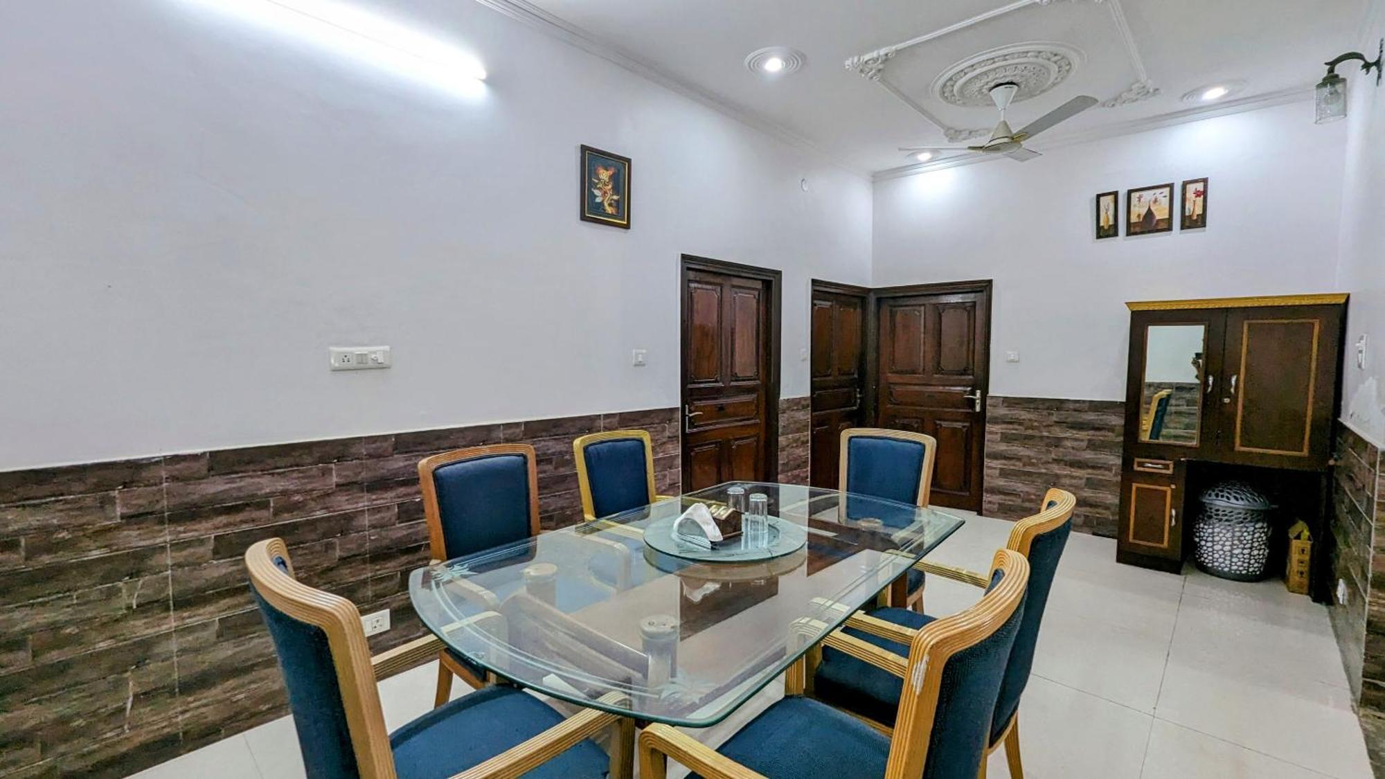 Hotel Lecston @Yashobhoomi Dwarka Sector - 25 Metro Station Delhi  Luaran gambar